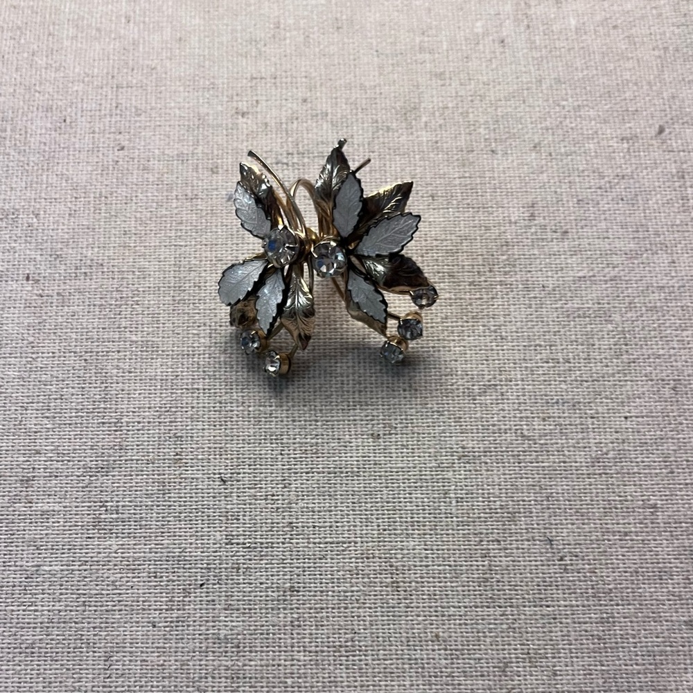 ✨ Vintage White Guilloche and Gold Tone Leaves Screw Back Earrings - Picture 5 of 5